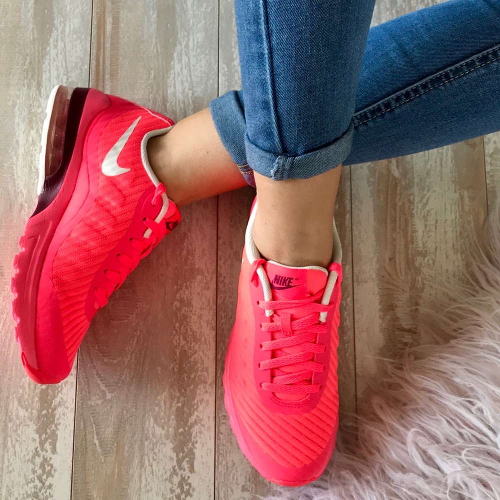 NWTNike neon Air Max invigor special edition - Picture 2 of 7